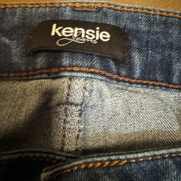 KENSIE "Tell Me Something Pretty"
Capri Jeans Size 27 Medium Wash Whiskers EUC - Picture 10 of 15
